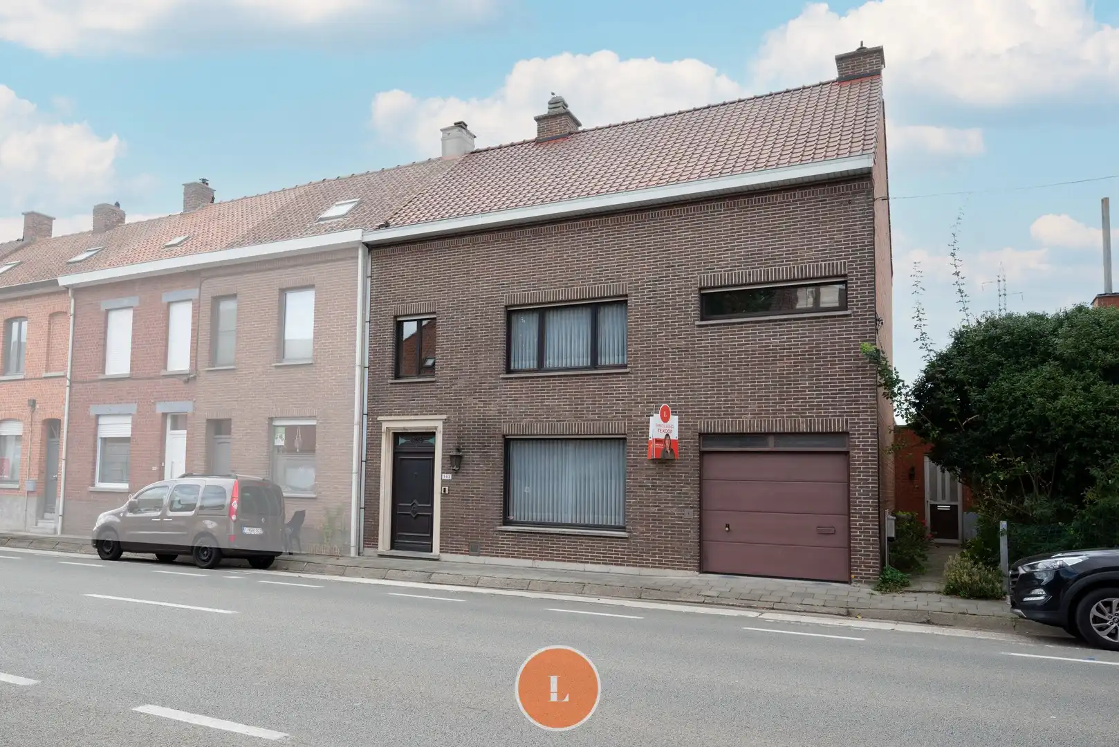 Ruime gezinswoning met grote tuin en uitweg te koop in Menen. foto {{pictureIndex}}