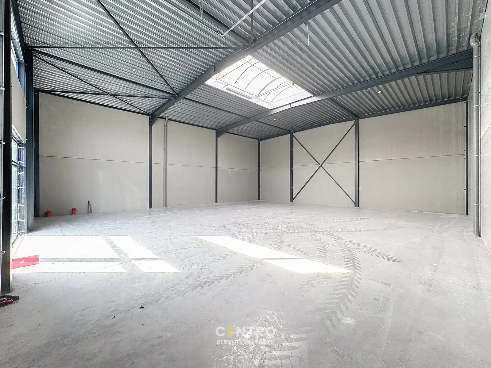 Goed geïsoleerde (vorstvrij) NB OPSLAGRUIMTE (255m²) met grote glaspartij (burelen) en 2 private parkeerplaatsen voor de deur. Op industriezone te Aalter. foto 3
