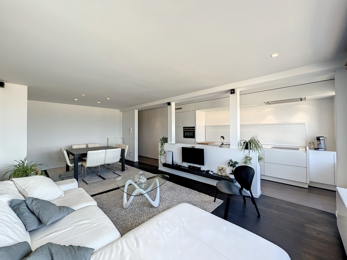 Prachtig vernieuwd 3-slaapkamer appartement met frontaal zicht op zee foto 8