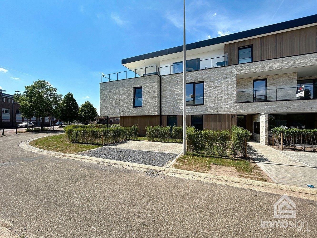 Instapklaar nieuwbouwappartement met 2 slaapkamers, terras en autostaanplaats te Kinrooi foto {{pictureIndex}}