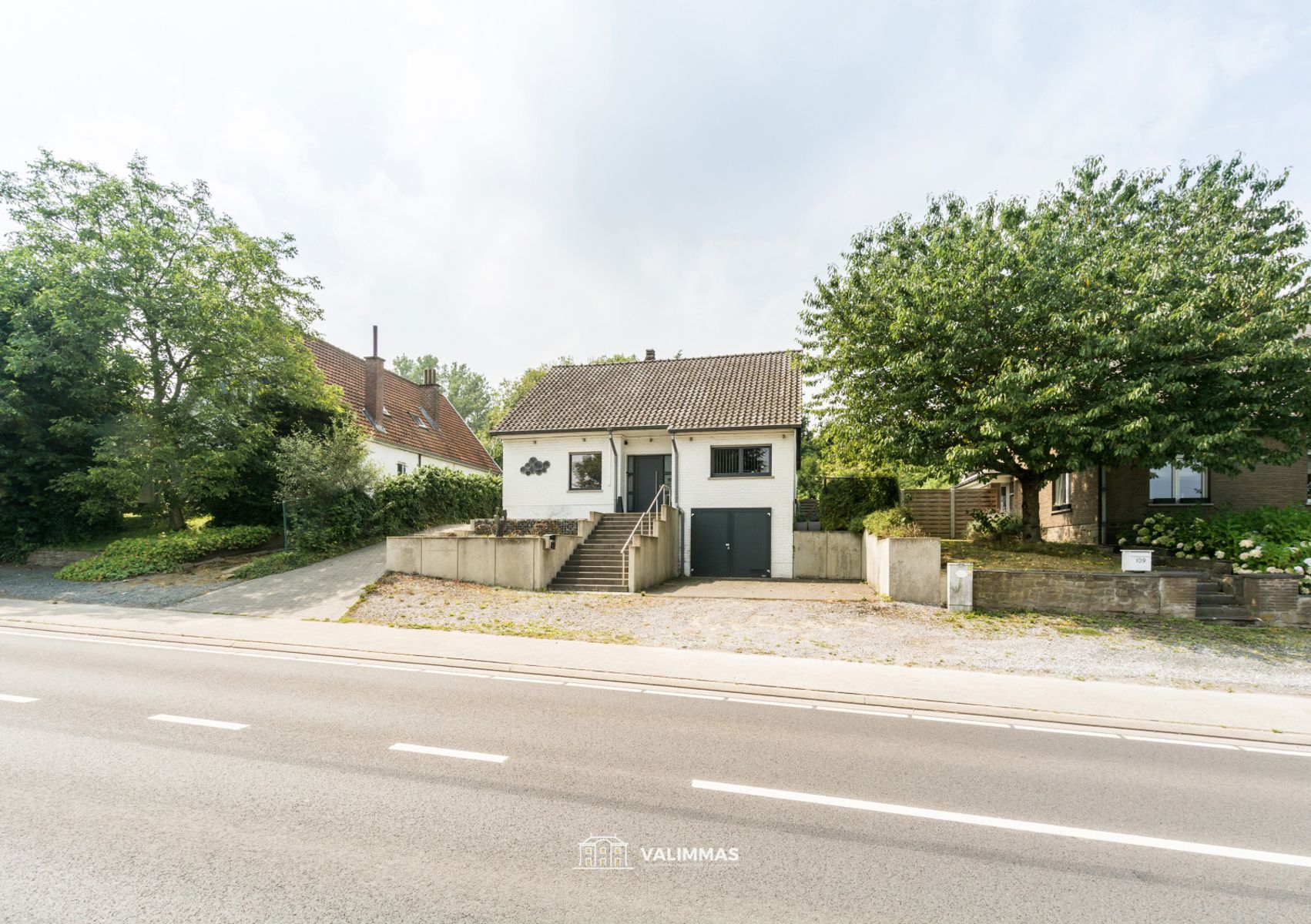 Hoofdfoto van de publicatie: Ruime, verzorgde & instapklare woning OB met garages en tuin