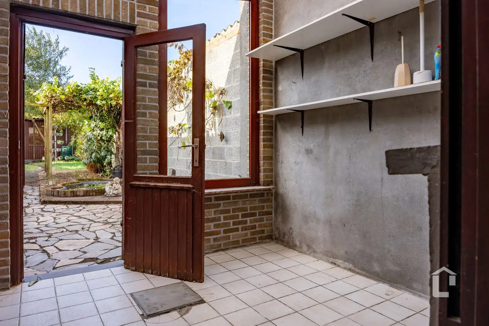 Te renoveren rijwoning met veel potentieel foto 5