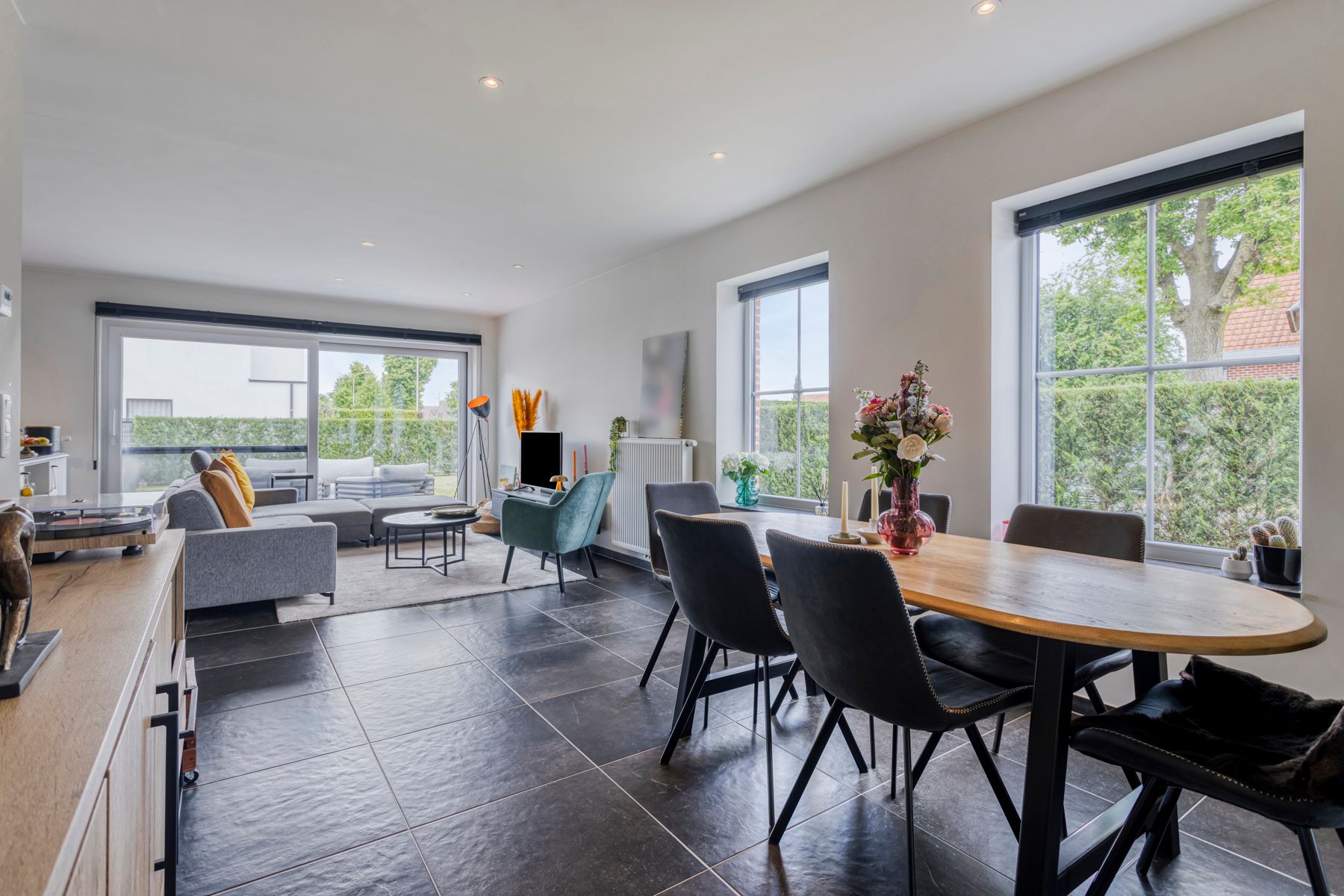 Charmante woning in Pastoriestijl met zonnepanelen! foto 3