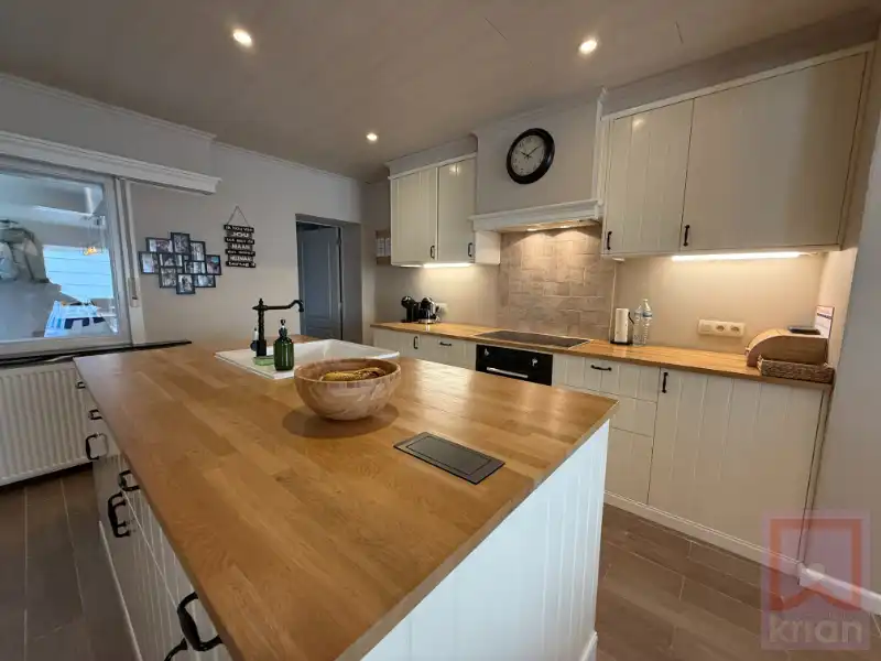 Instapklare gerenoveerde woning met 4 slaapkamers, zonnepanelen en thuisbatterij foto 8