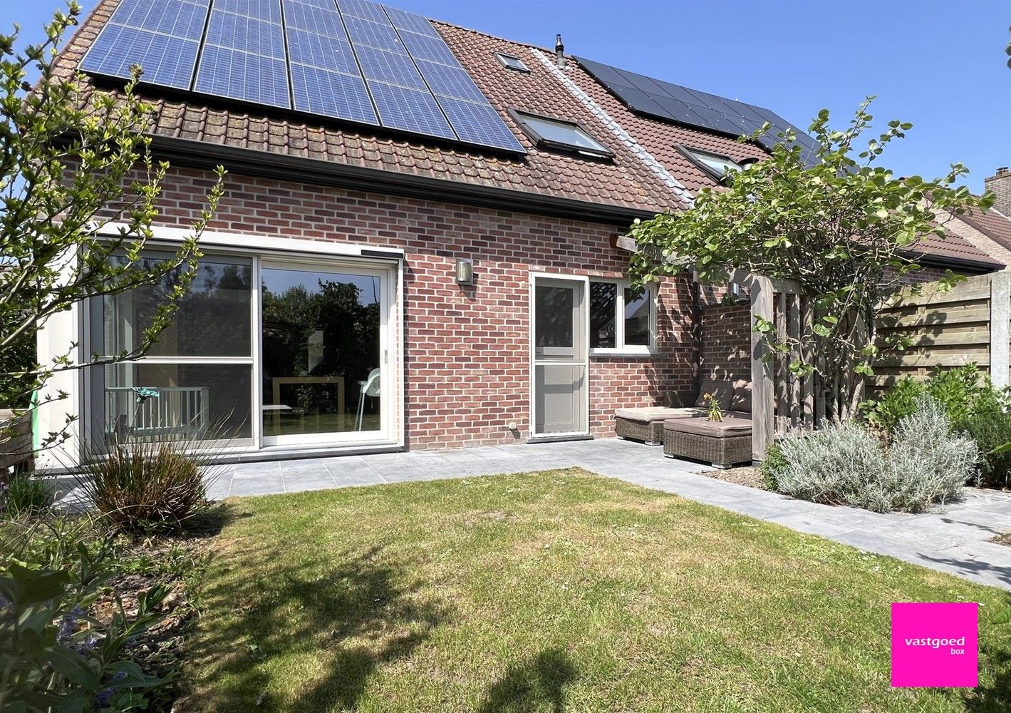 Prachtige halfopen bebouwing met 3 slaapkamers, garage en tuin, te Zandvoorde - Oostende. foto 3