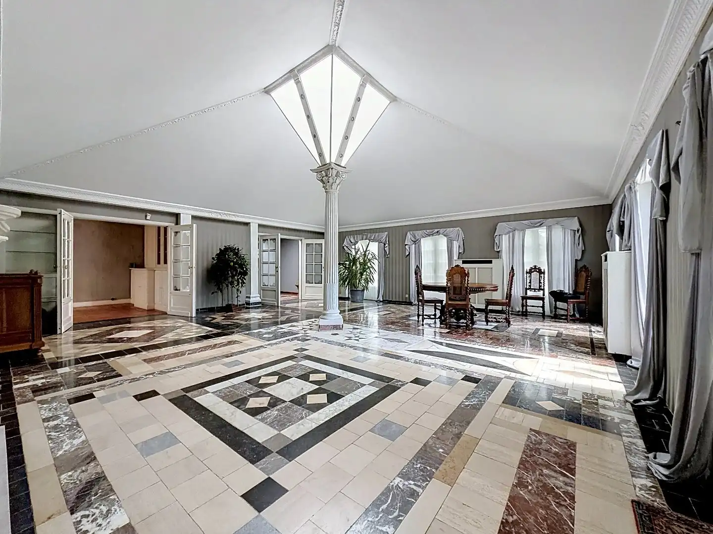 Exclusieve eigendom met handelsruimte, opbrengstappartementen en bouwgrond op toplocatie in Landen foto 5
