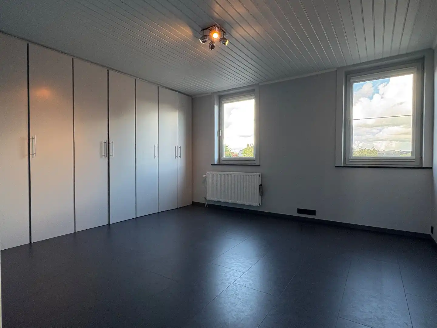 Instapklare woning te koop met uitweg en ruime garage achteraan en 3 slaapkamers met mogelijkheid tot het maken van een 4de slaapkamer.  foto 8
