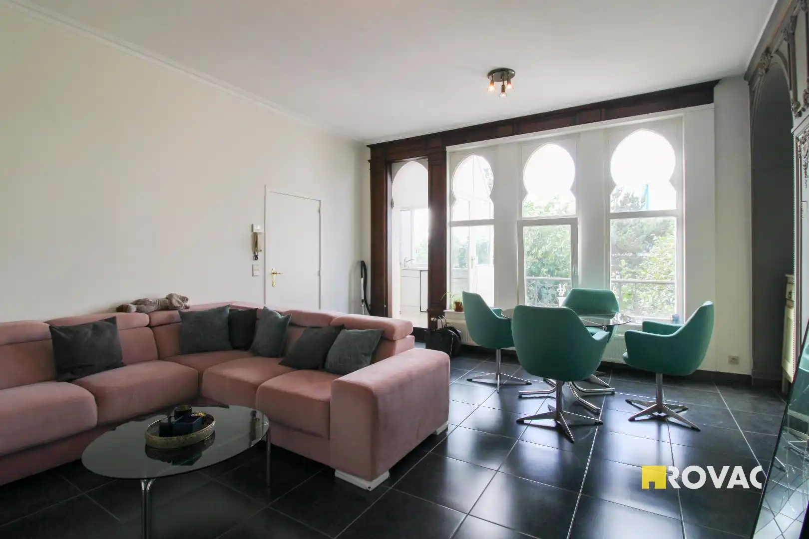 Volledig vernieuwd klassevol appartement op de 1ste verdieping met groot terras! foto 3