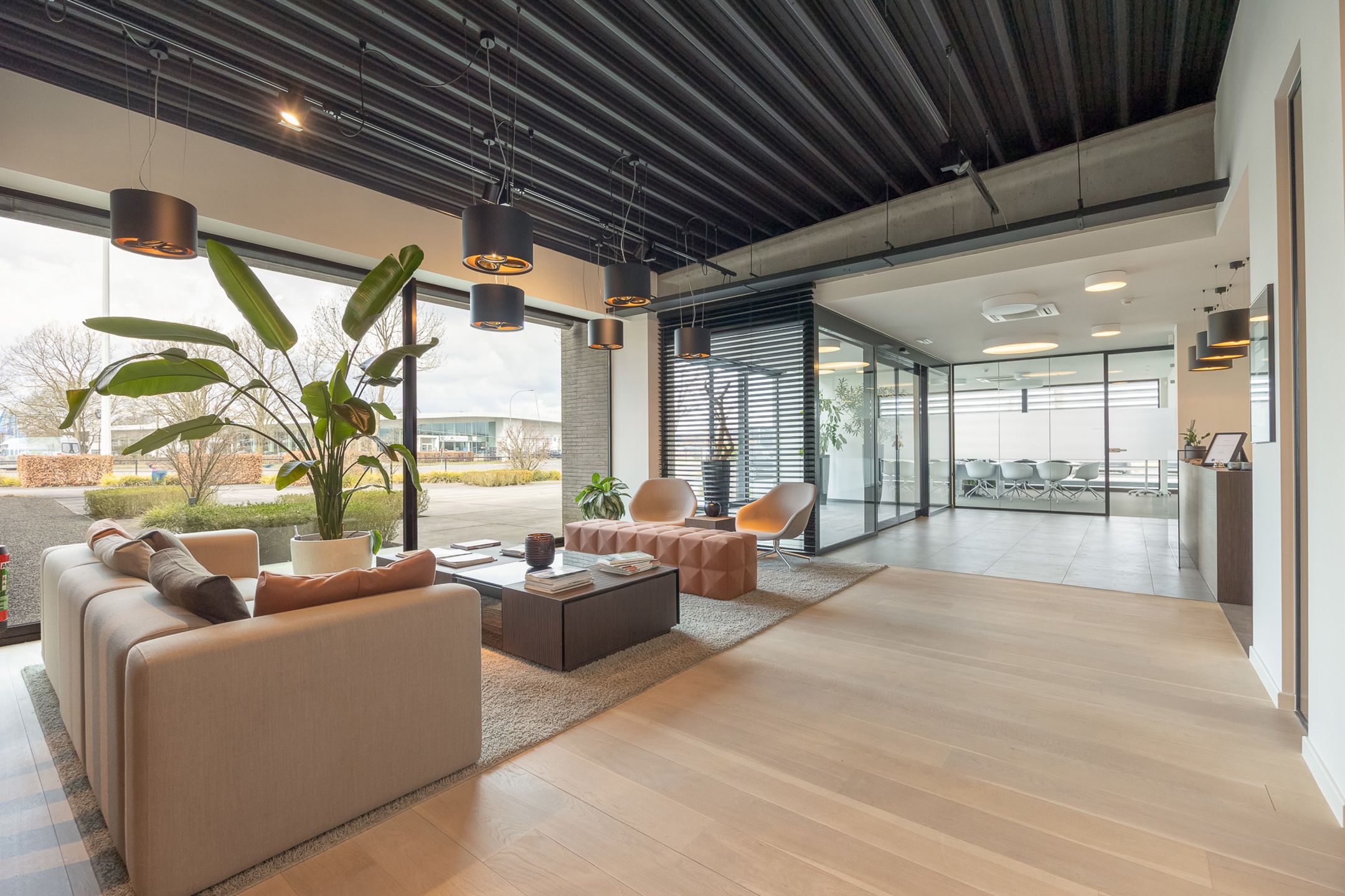 Strategische gelegen showroom te huur te Wijnegem!  foto 5