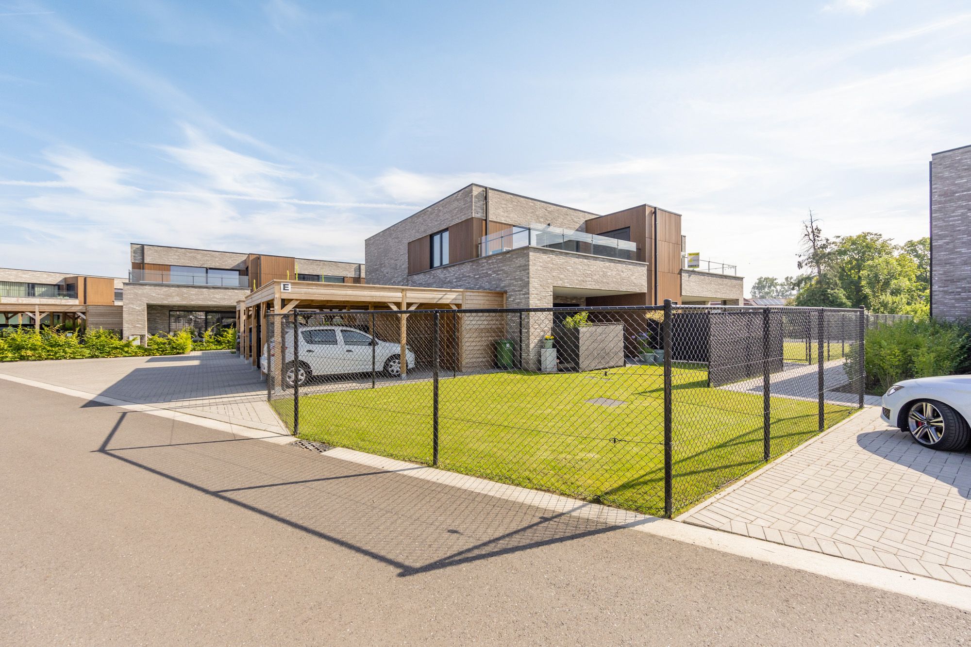 IDEALIS VASTGOED - PRACHTIG  EN LUXUEUS APPARTEMENT MET 2 SLAAPKAMERS, AANGENAME LEEFRUIMTE MET AANSLUITEND TERRAS, CARPORT EN EXTRA BERGRUIMTE foto 3