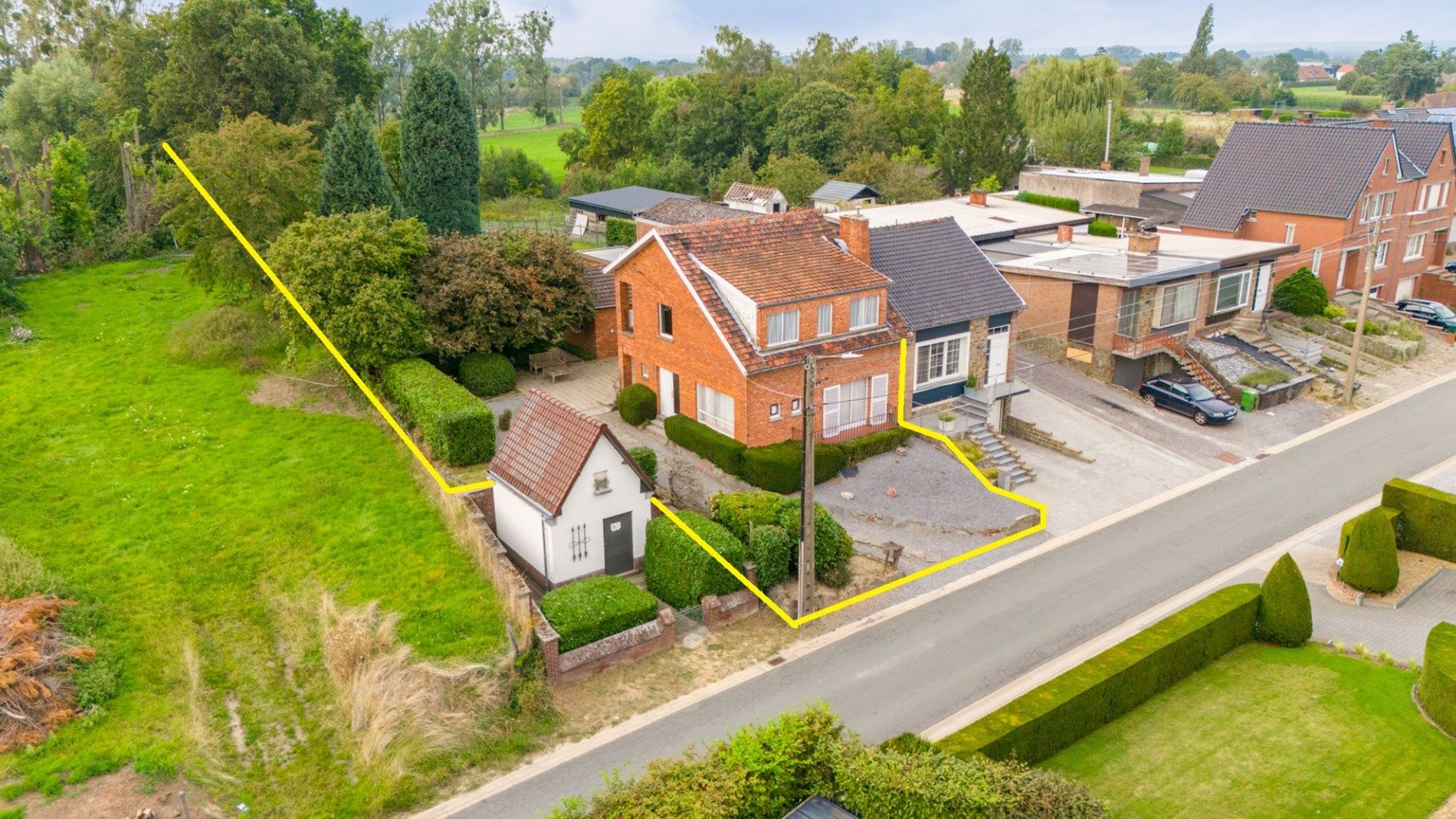 IN OPTIE - Te renoveren halfvrijstaande woning met bijzonder ruime en weelderige tuin op 10a 82ca foto 3