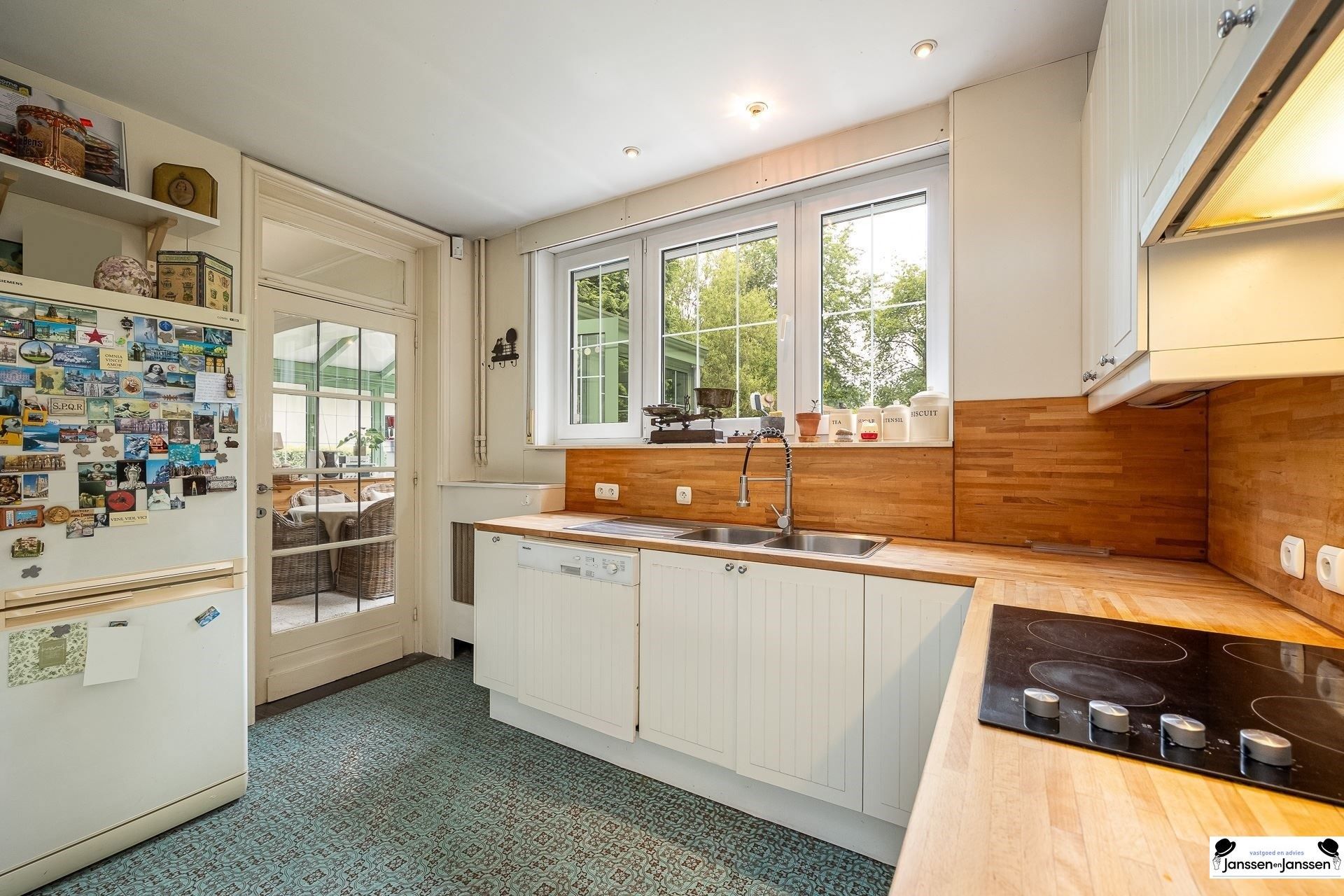 Klassieke, charmante vrijstaande villa, rustig gelegen in het geliefde Vriesdonk op ca. 1266m² foto 12