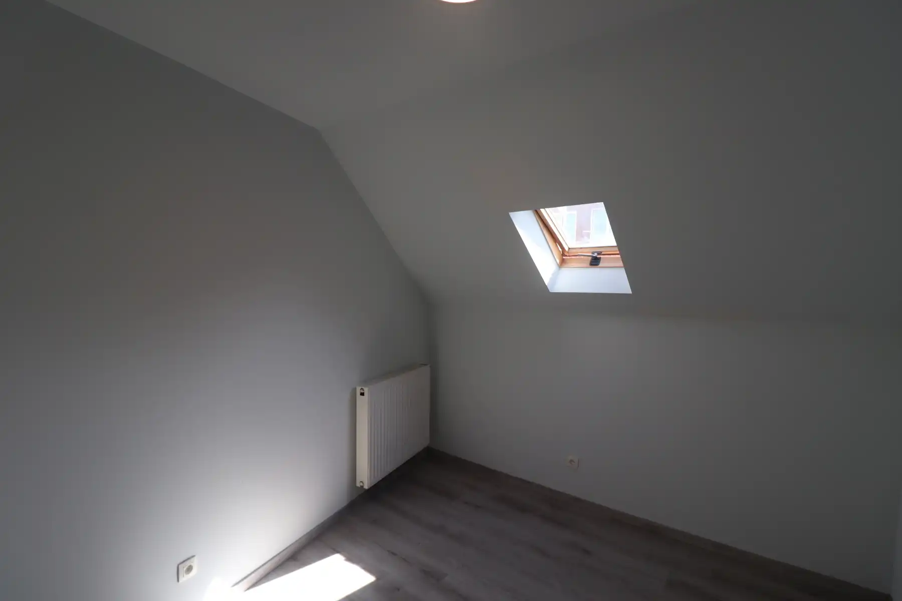 Volledig gerenoveerde woning met stadskoer op een hoekperceel. foto 14