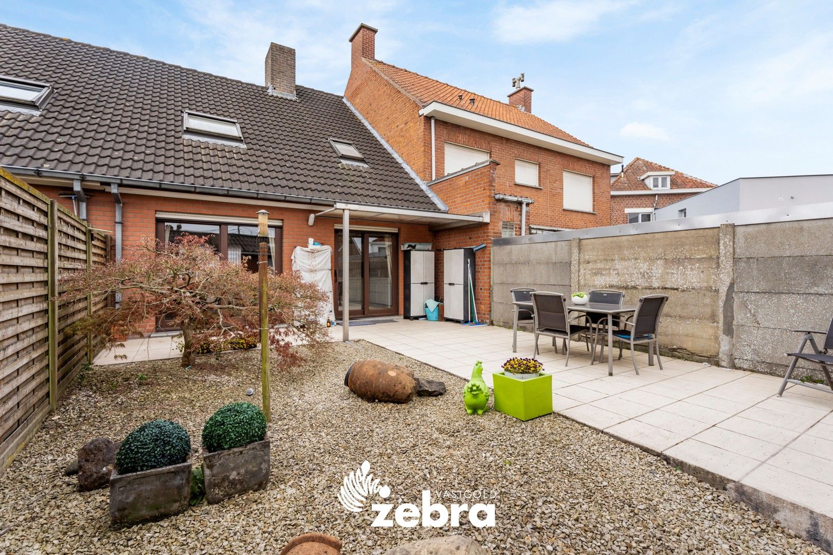 Licht op te frissen woning met drie slaapkamers, garage en uitweg te Rumbeke! foto 15