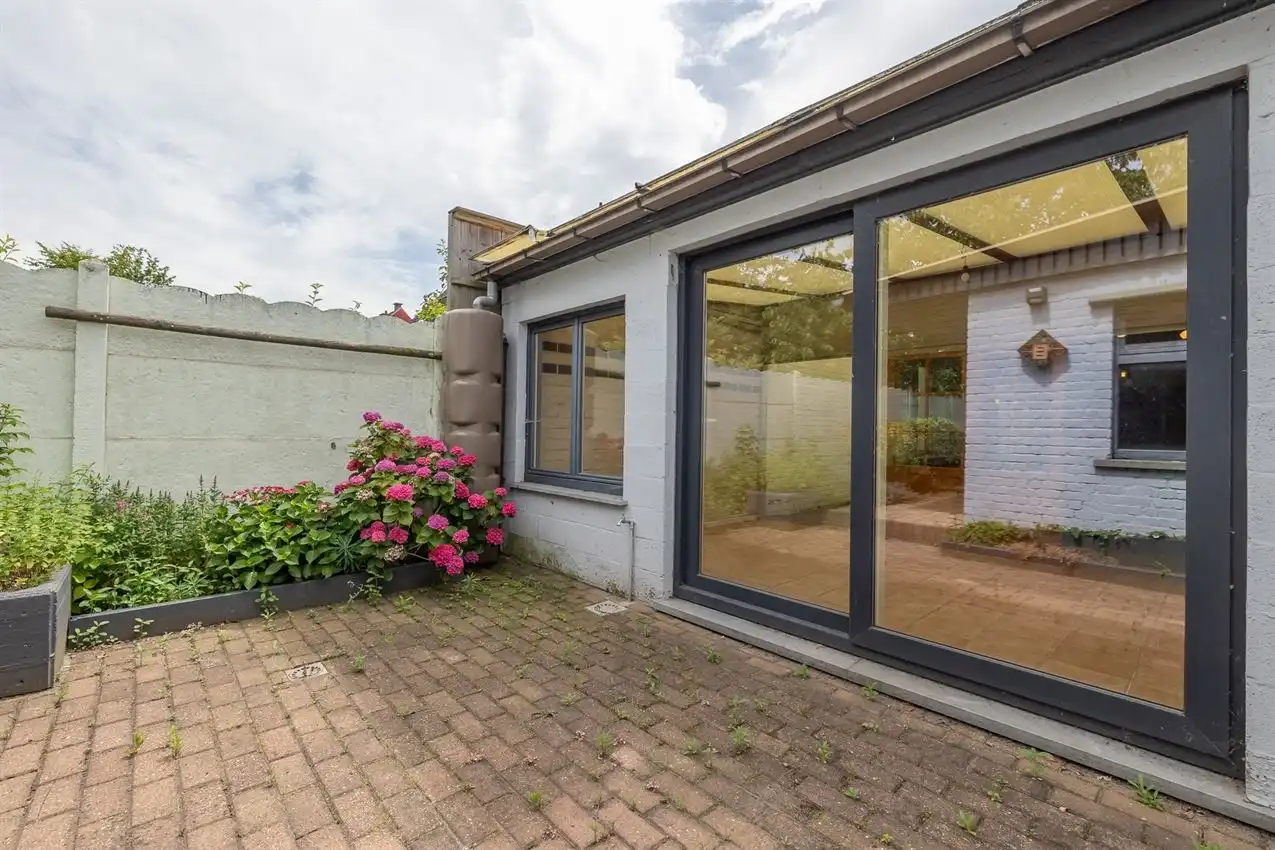 Vier slaapkamers. Twee staanplaatsen. En achteraan een verrassende buitenplek met zuiderse patio-sfeer foto 12
