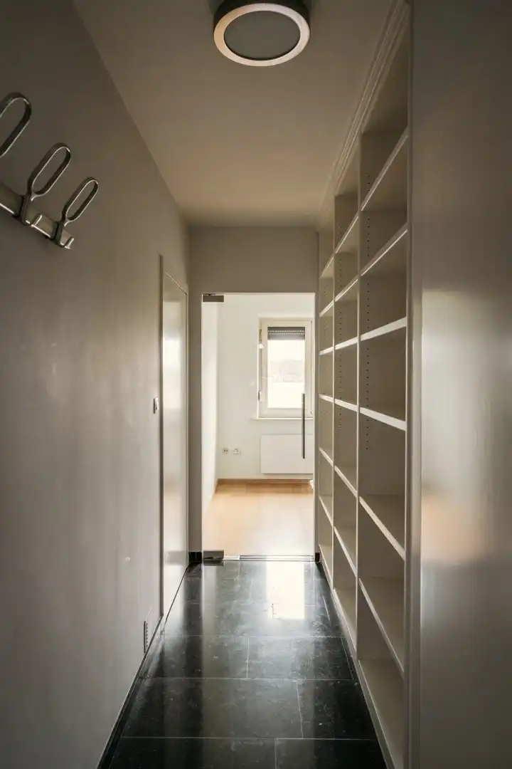 Gezellige instapklare woning met 3 slaapkamers en ruime tuin met prachtig zicht te Pelt. foto 21