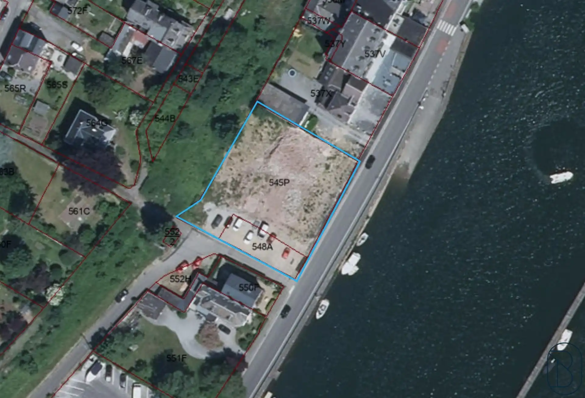TOP-gelegen projectgrond met zicht en vlak aan de Maas van 1.820 m2 in het warme dorp Waulsort. foto {{pictureIndex}}