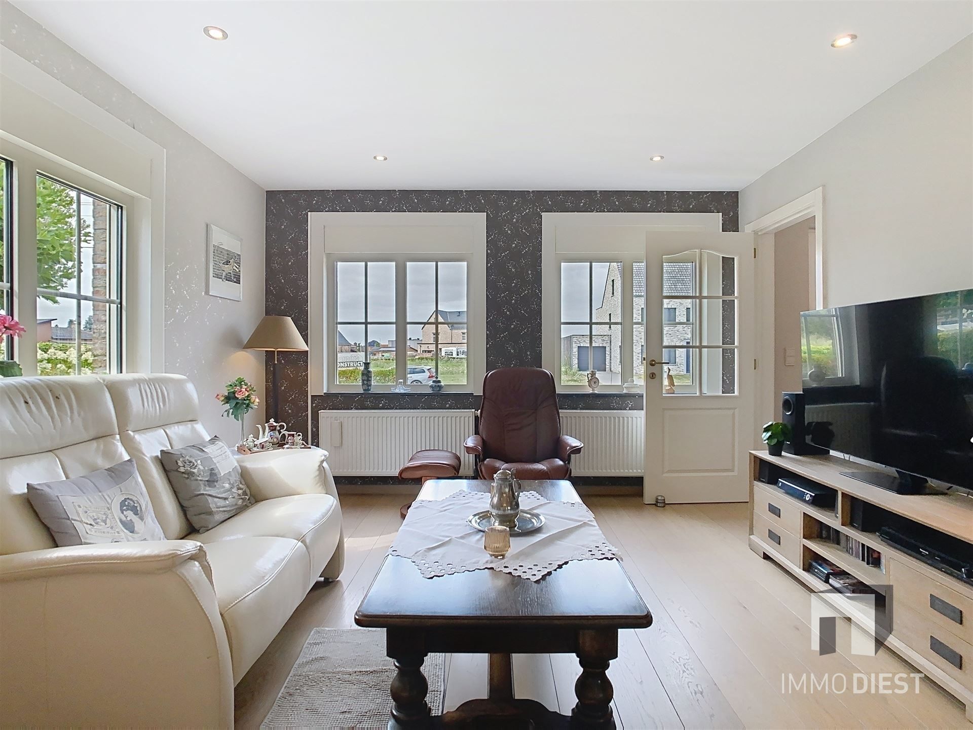 Aantrekkelijke en instapklare woning met 3 slaapkamers en prachtig aangelegde tuin op 12a 77ca. foto 5