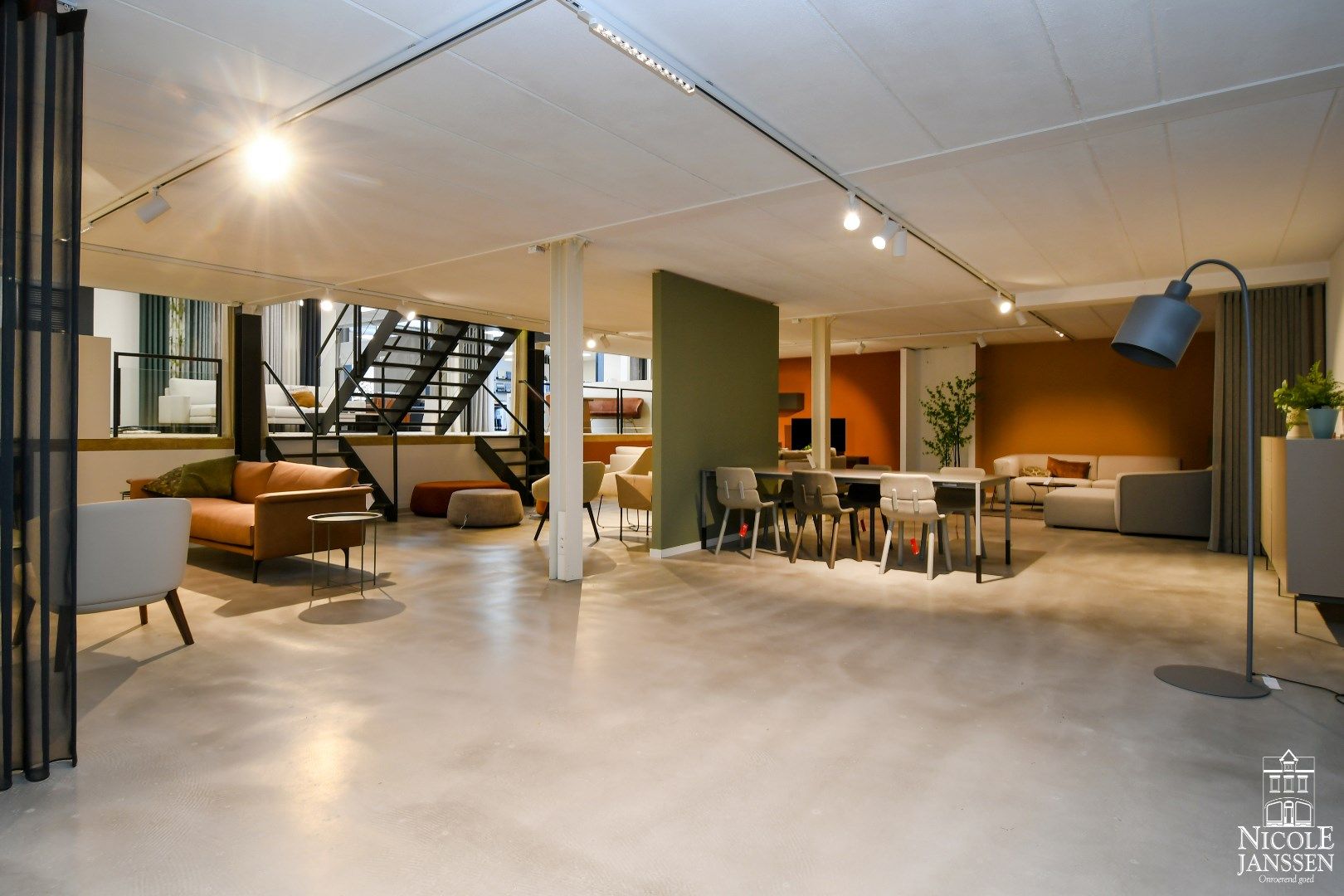 Ruim en luchtig handelspand van ca. 1050m² foto 15