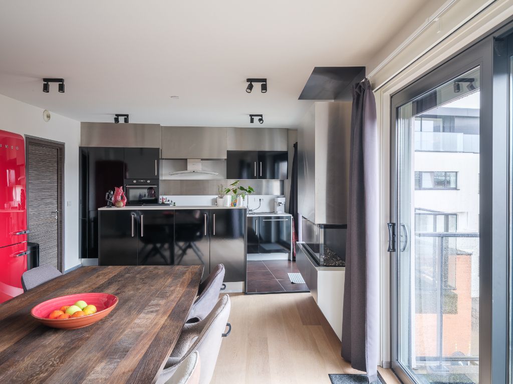 Ruim en lichtrijk duplexappartement met 2 slaapkamers, meerdere terrassen en staanplaats aan Ter Platen foto 2