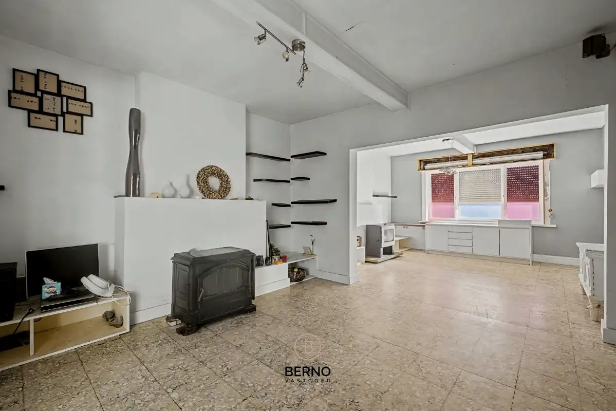 Te renoveren gezinswoning met uitgestrekte tuin en opslagplaats. foto 6