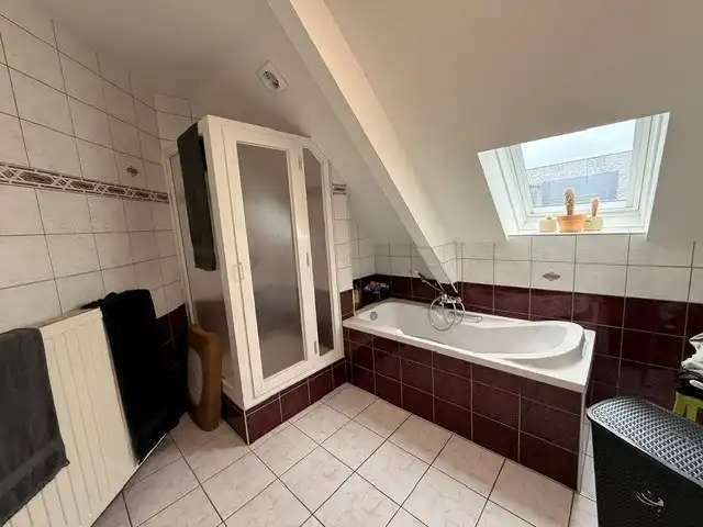 Ruime halfopen gezinswoning met 3 slaapkamers en inpandige garage.  foto 16