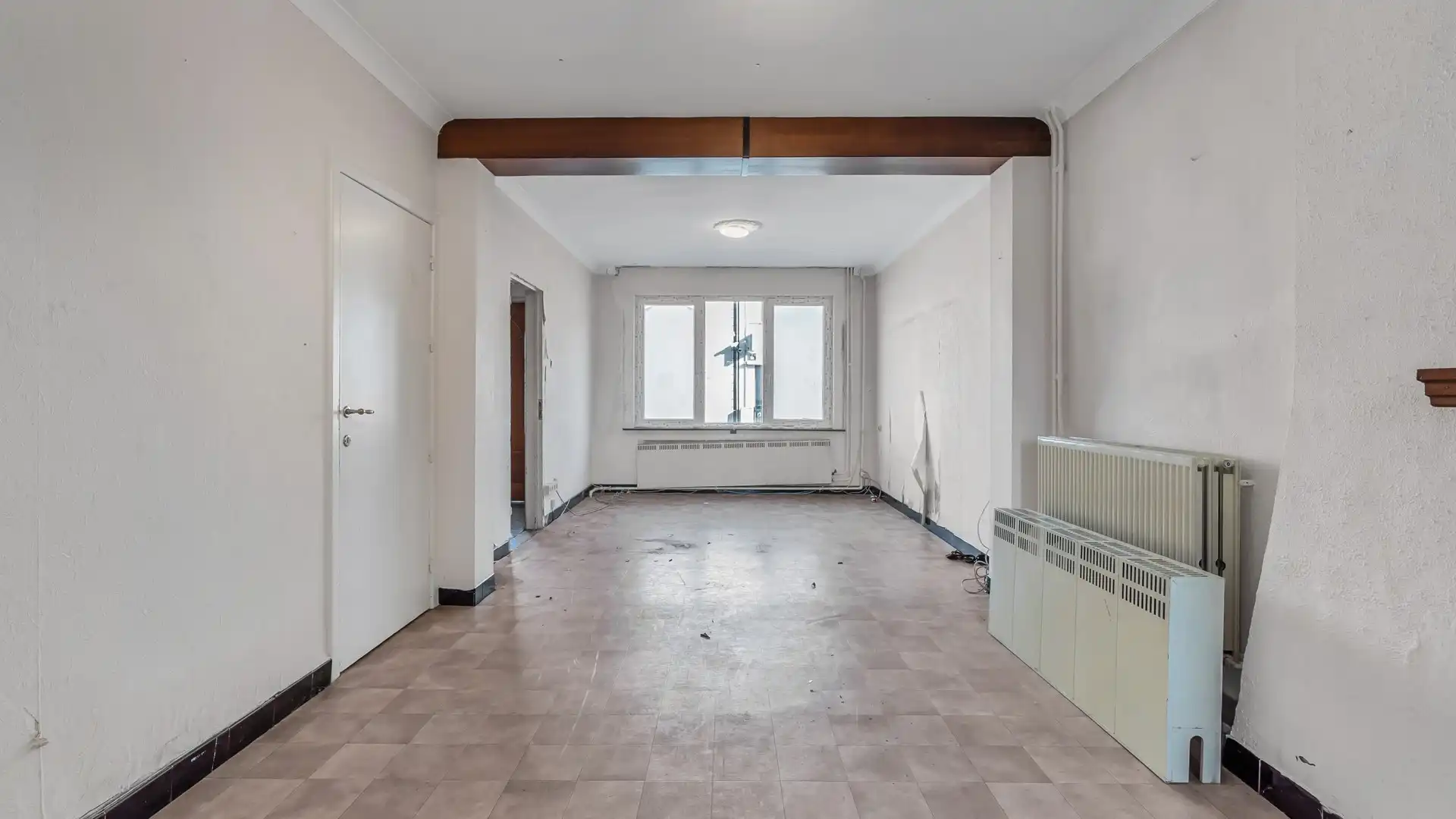 TE RENOVEREN WONING MET VEEL MOGELIJKHEDEN OP GUNSTIGE LOCATIE! foto 6