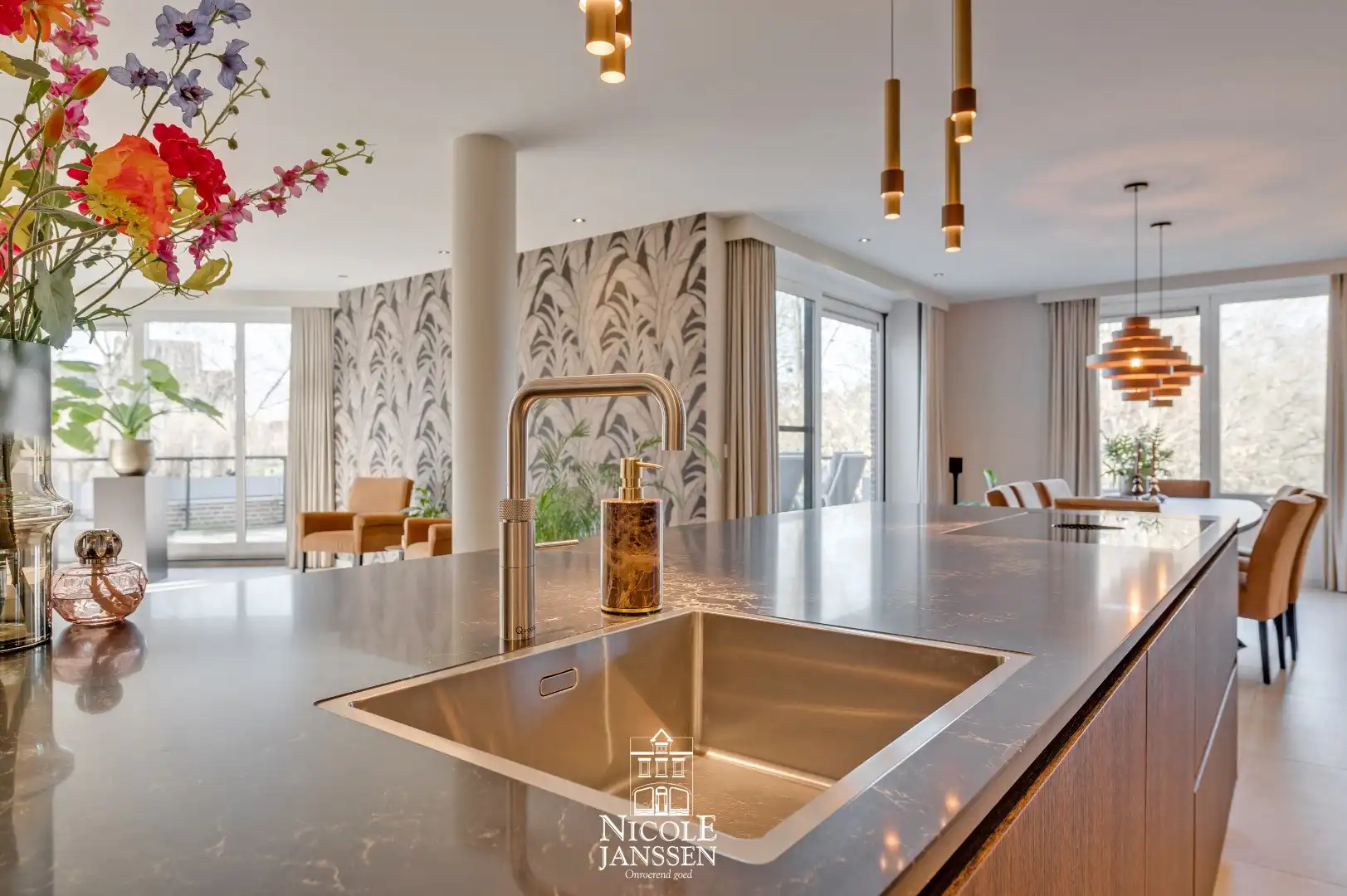 Prachtig luxueus appartement met 2 slaapkamers, kantoorruimte en ondergrondse garage foto 5