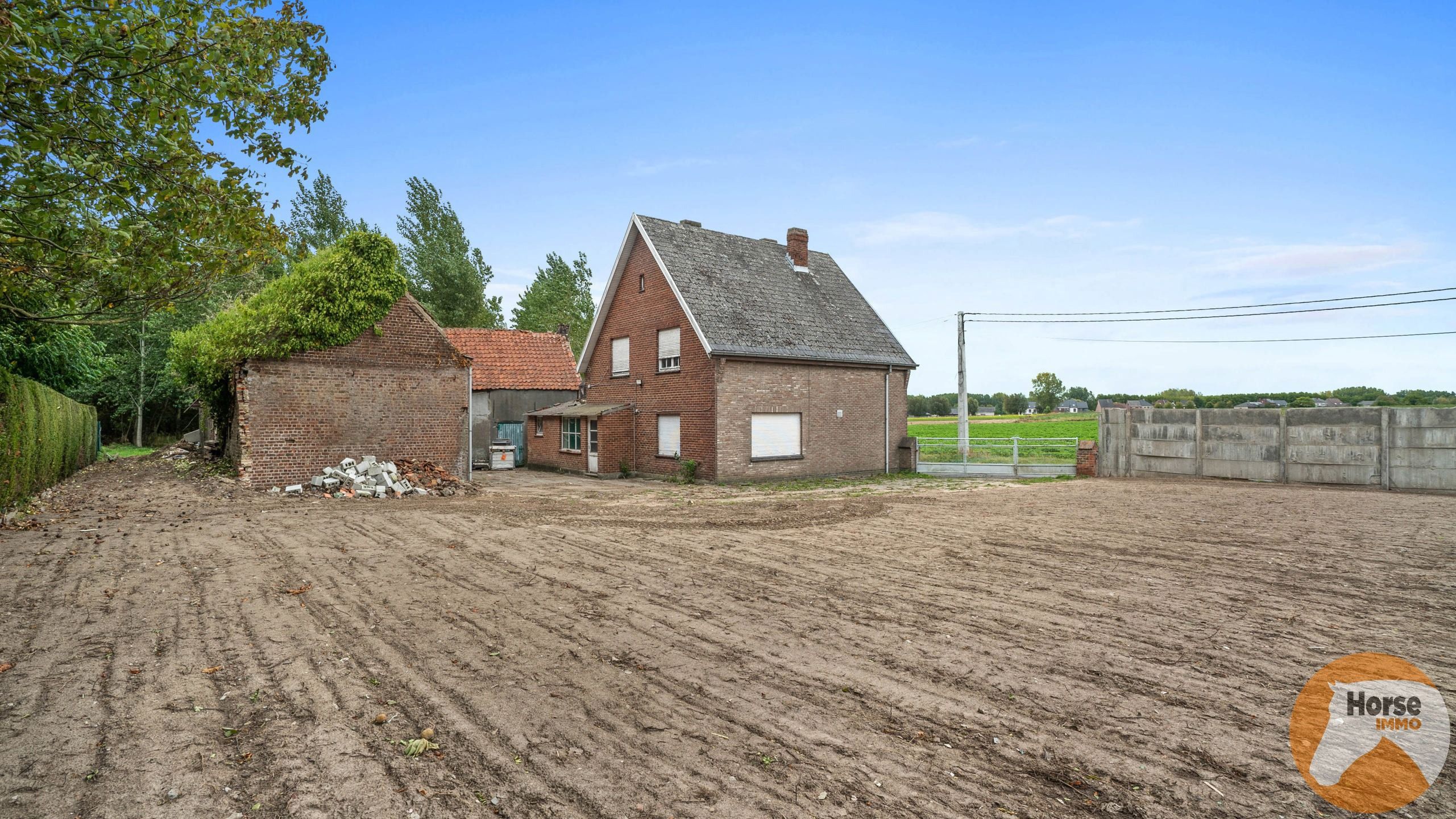 OOSTERZELE - Landelijk gelegen woning met stallen, weides  foto 3