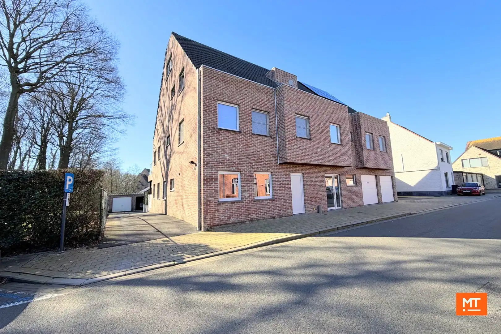 Gelijkvloers appartement met 2 slaapkamers, Zuidwestgericht terras en garage in het centrum van Zonnebeke foto {{pictureIndex}}