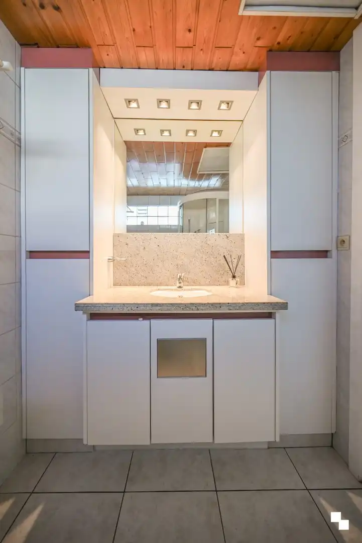 Rijwoning met uitweg achteraan en ruime garage te Izegem foto 12
