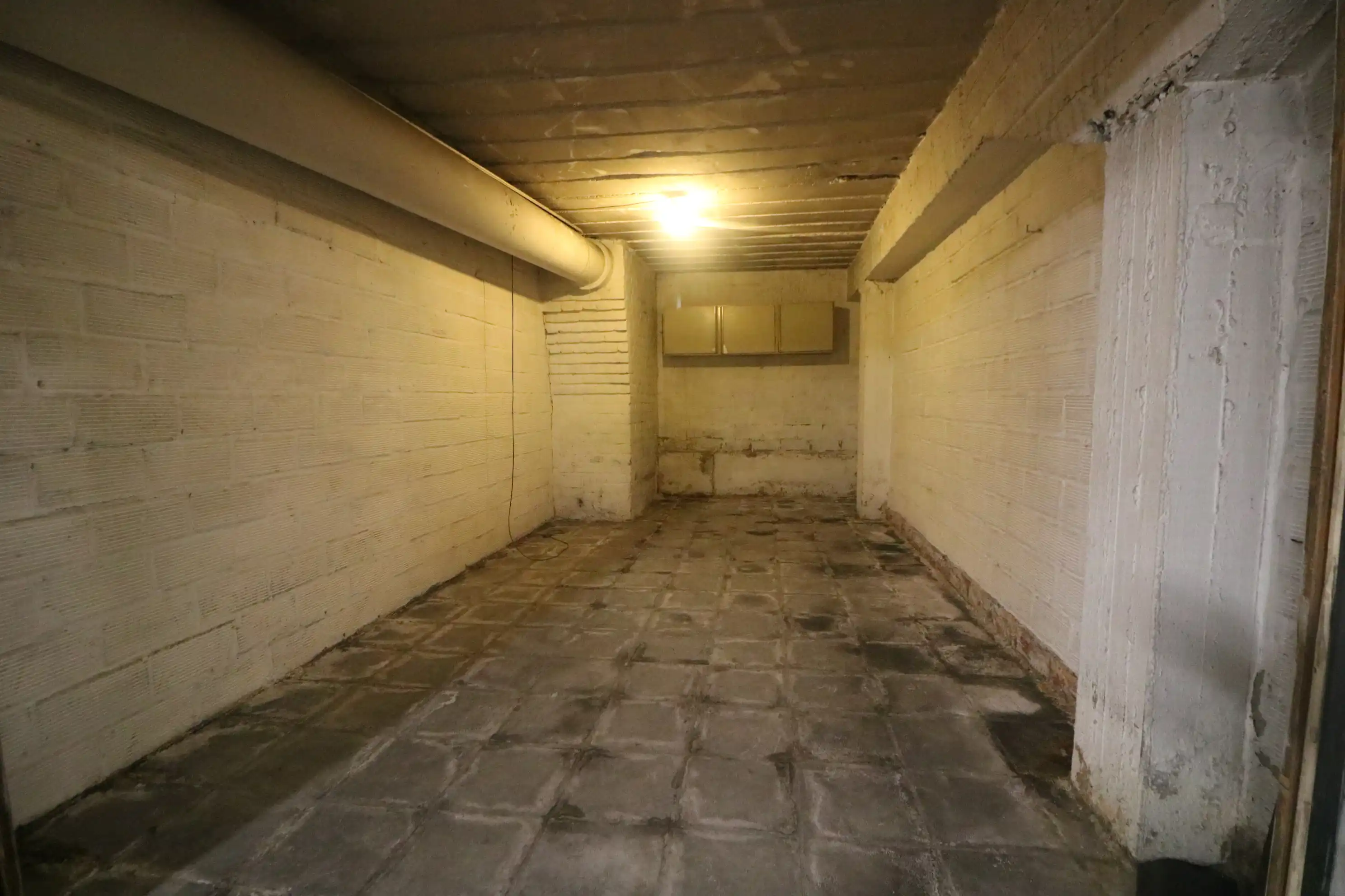 Gesloten garagebox gelegen aan de achterzijde van de Zeedijk (inrit via Graaf Jansdijk).    foto 3