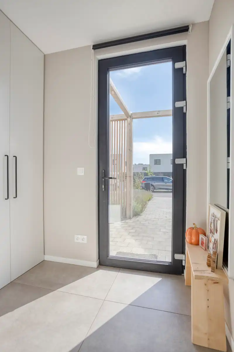 Volledig instapklare moderne halfopen woning in rustige wijk foto 3