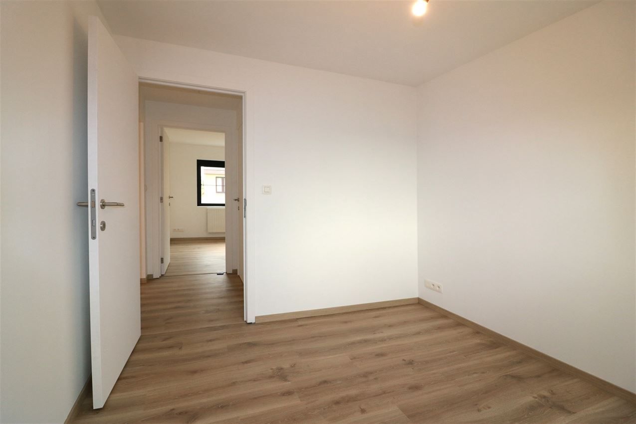 Architecturaal plaatje met 4 slpk., garage en riant terras foto 32