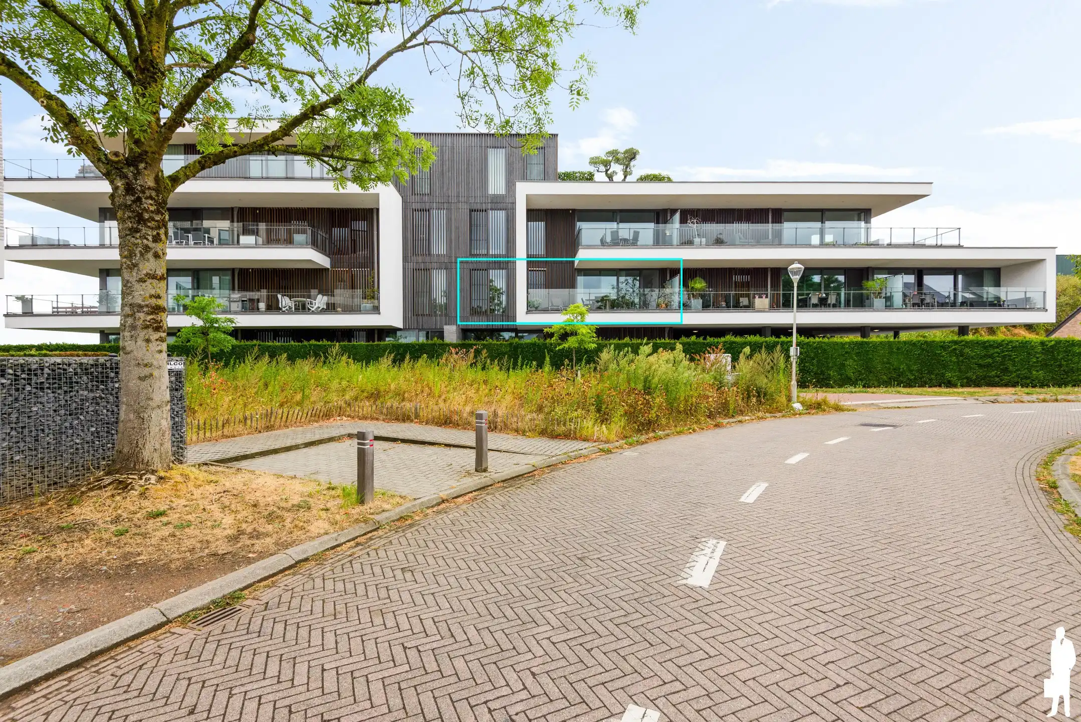 Stijlvol appartement met terras en 2 autostaanplaatsen foto {{pictureIndex}}