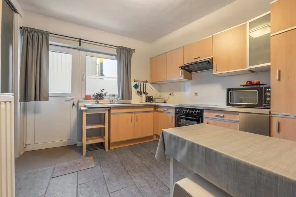 INSTAPKLARE HALFOPEN BEBOUWING MET ZONNEPANELEN EN TERRAS IN TONGEREN foto 7