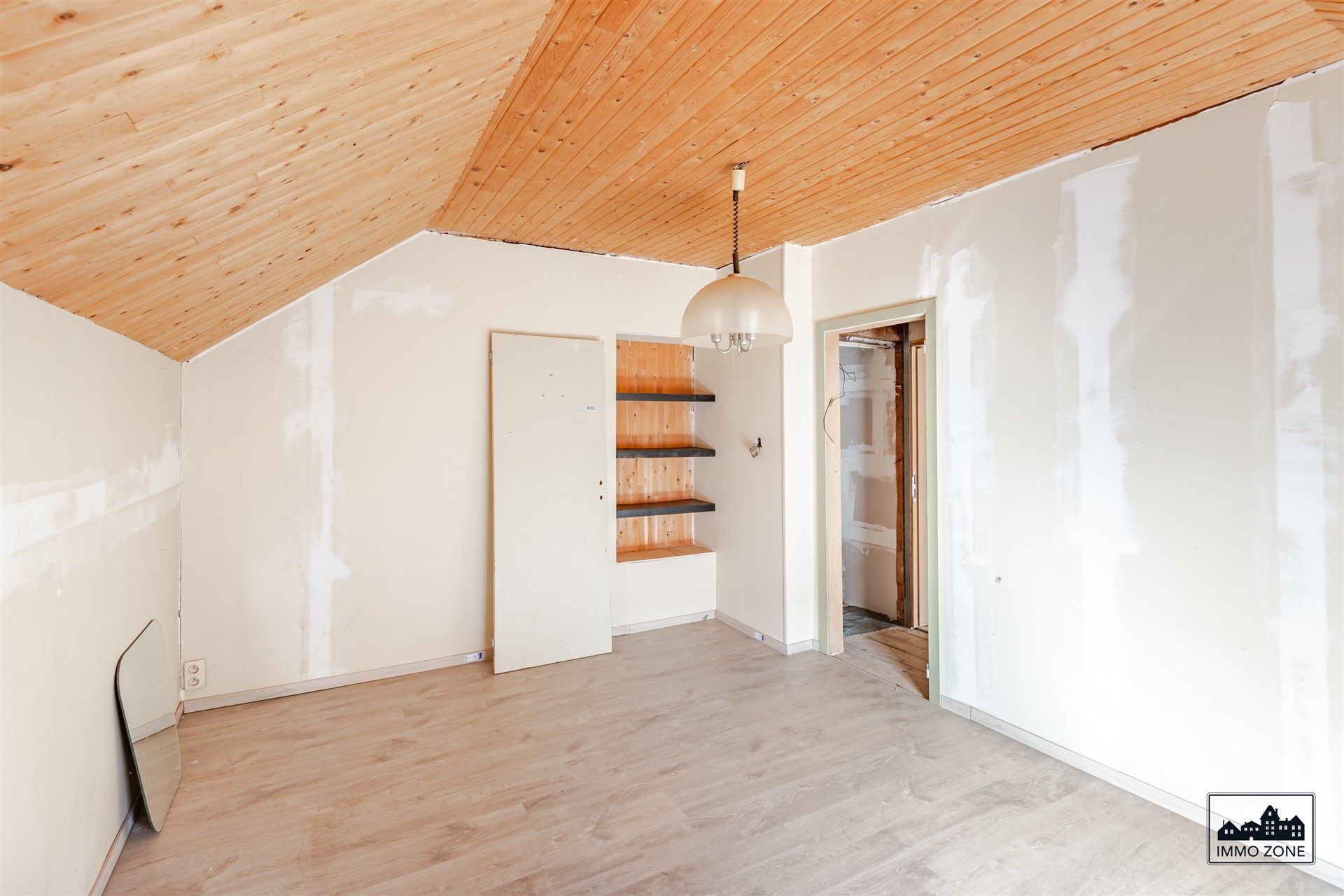 Te renoveren woning in centrum Hamme met veel potentieel foto 11