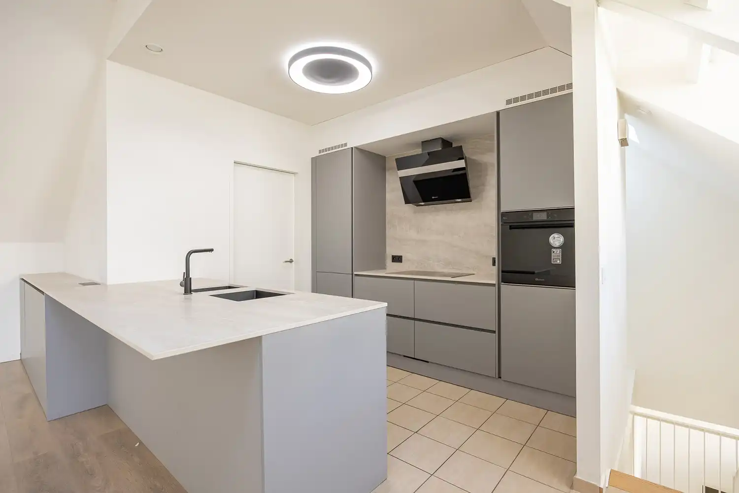 Ruime en lichtrijke duplex met 2 slaapkamers op toplocatie in hartje Antwerpen met terrras en autostaanplaats foto 2