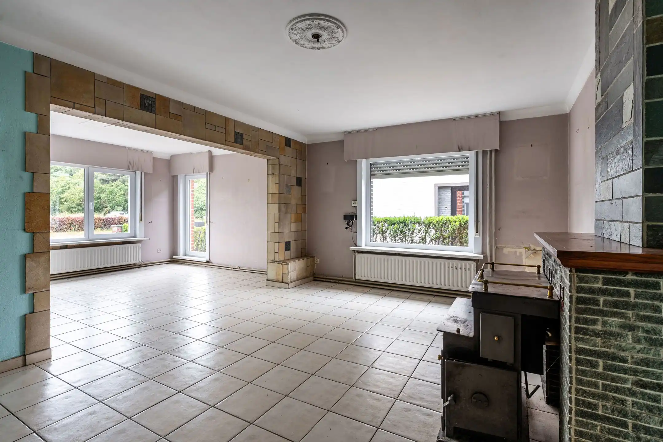 Te renoveren half open woning met veel potentieel!  foto 3