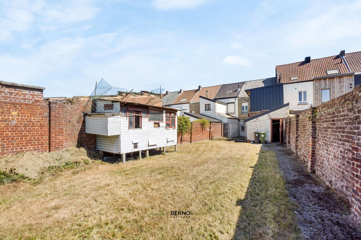 Te renoveren, ruime rijwoning met tuin en garageboxen foto 20