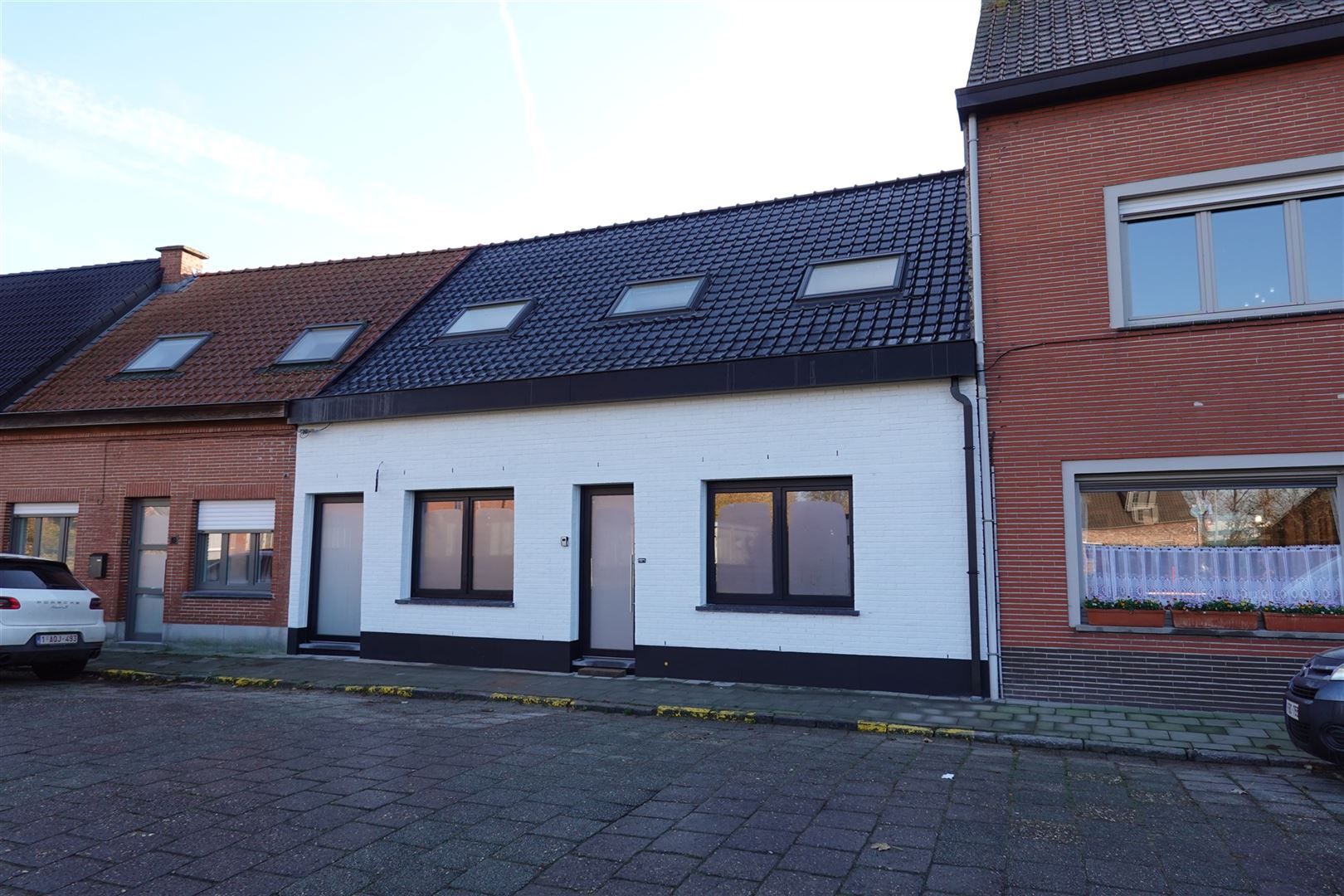 Volledig gerenoveerde, rustig gelegen woning met 4 slaapkamers. foto {{pictureIndex}}