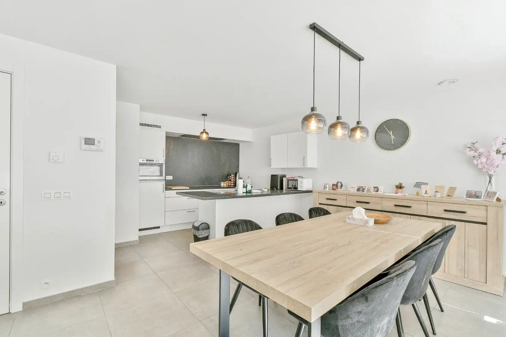 Instapklaar en ruim tweeslaapkamerappartement  in het centrum van Gistel foto 5