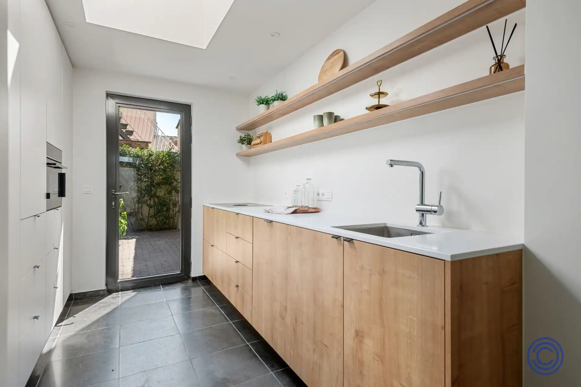 Statig herenhuis met zonnepanelen, 3 ruime slaapkamers, stadstuin en ruime oprit met laadpaal! foto 3