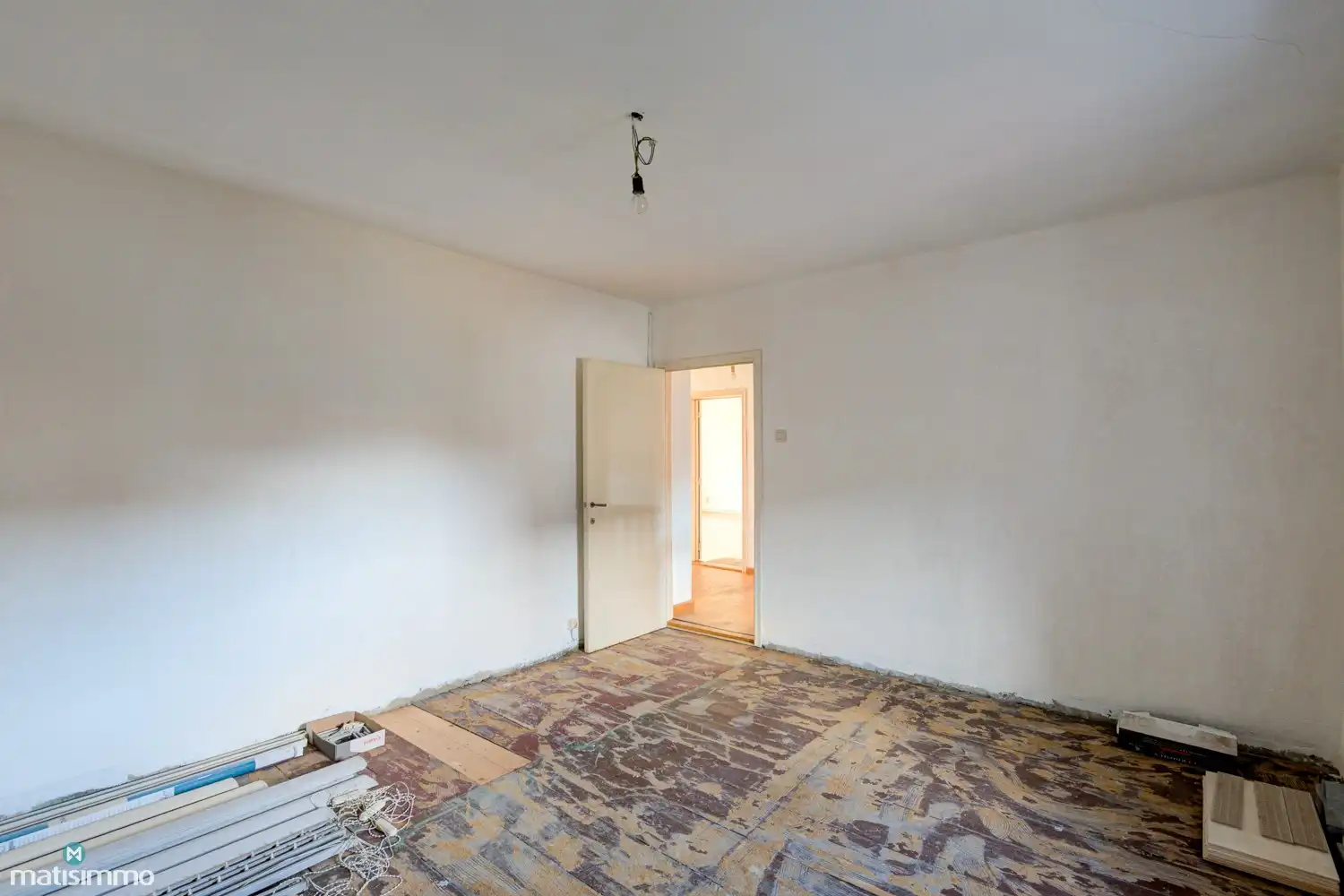 VERDER AF TE WERKEN HOEKWONING MET BINNENKOER EN GARAGE TE MOPERTINGEN foto 21