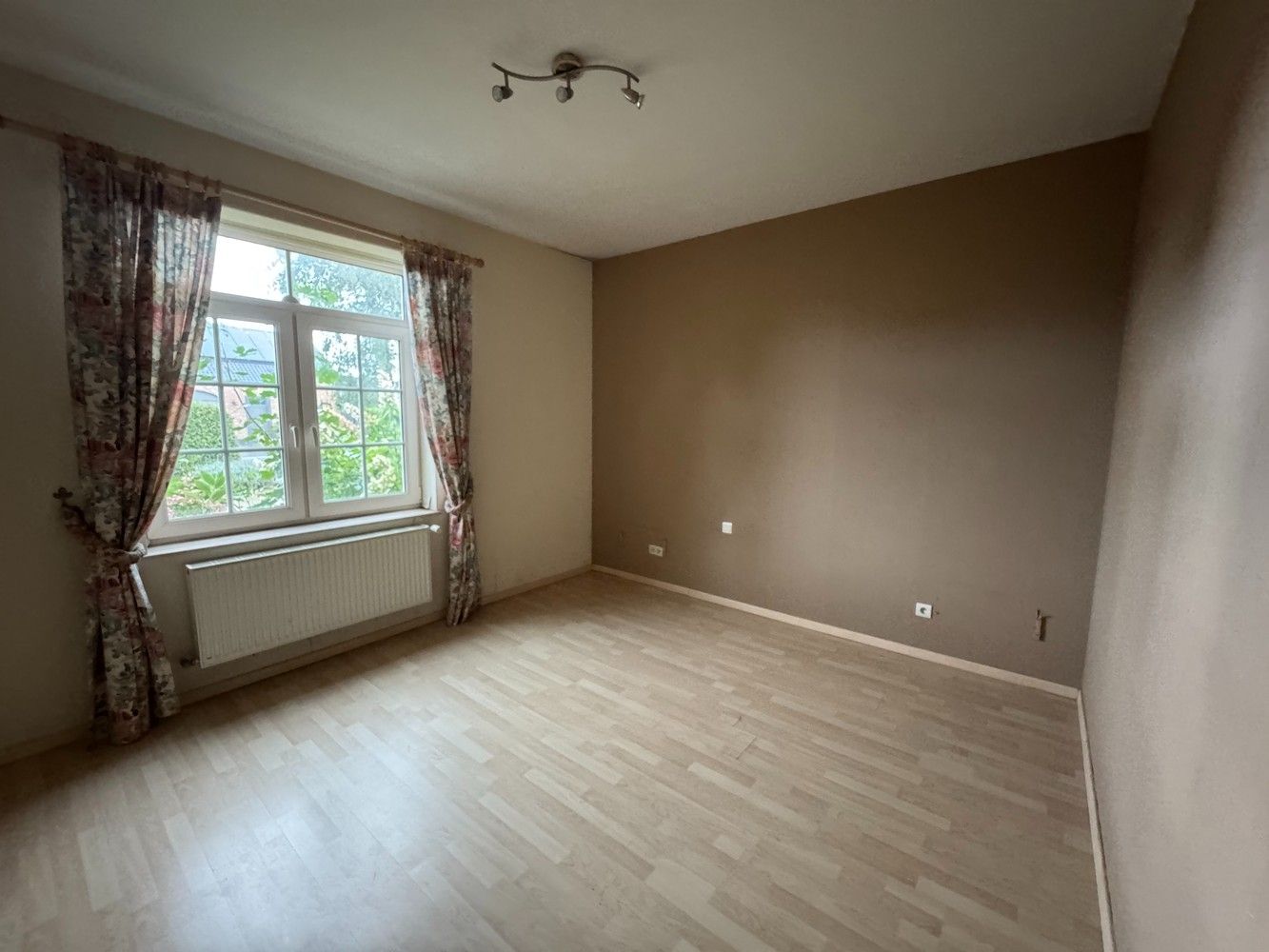 Te koop: ​​​​​​​Ruime woning in Niel-bij-As! foto 9