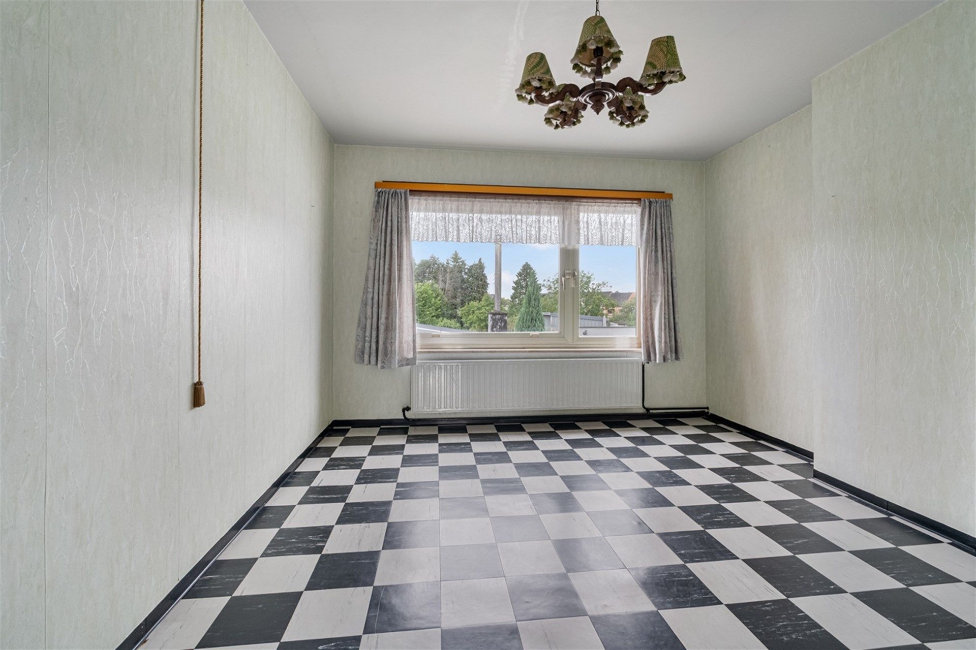 Goed onderhouden gezinswoning met 4 mogelijke slaapkamers op een perceel van 921m² foto 12