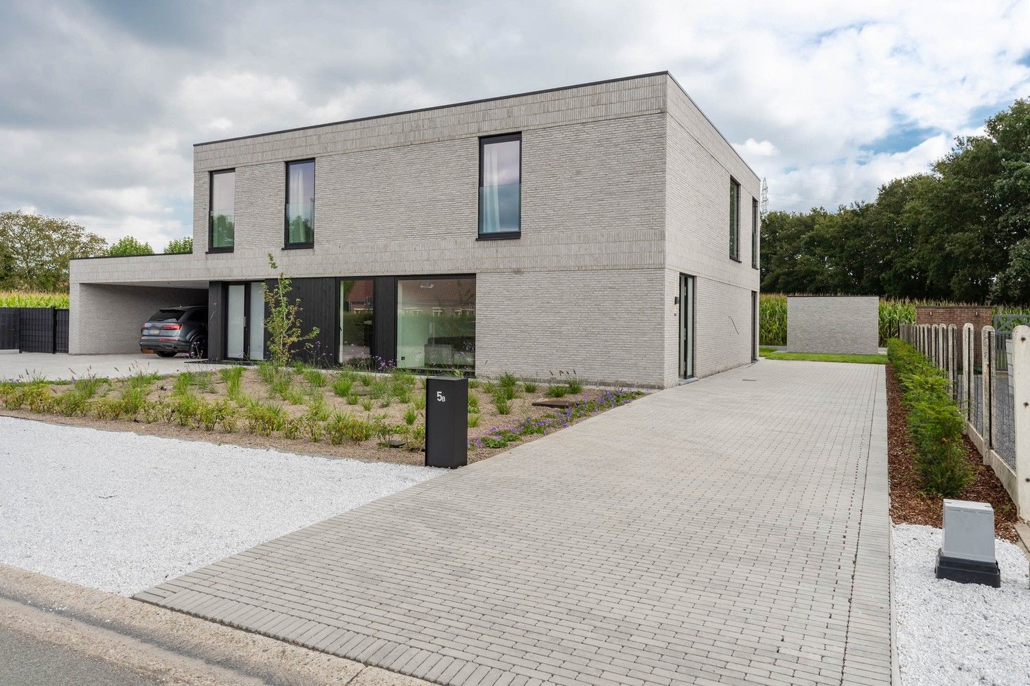 Ruime moderne nieuwbouw woning met 3 SLK met zicht op de weilanden in een rustige straat foto 1