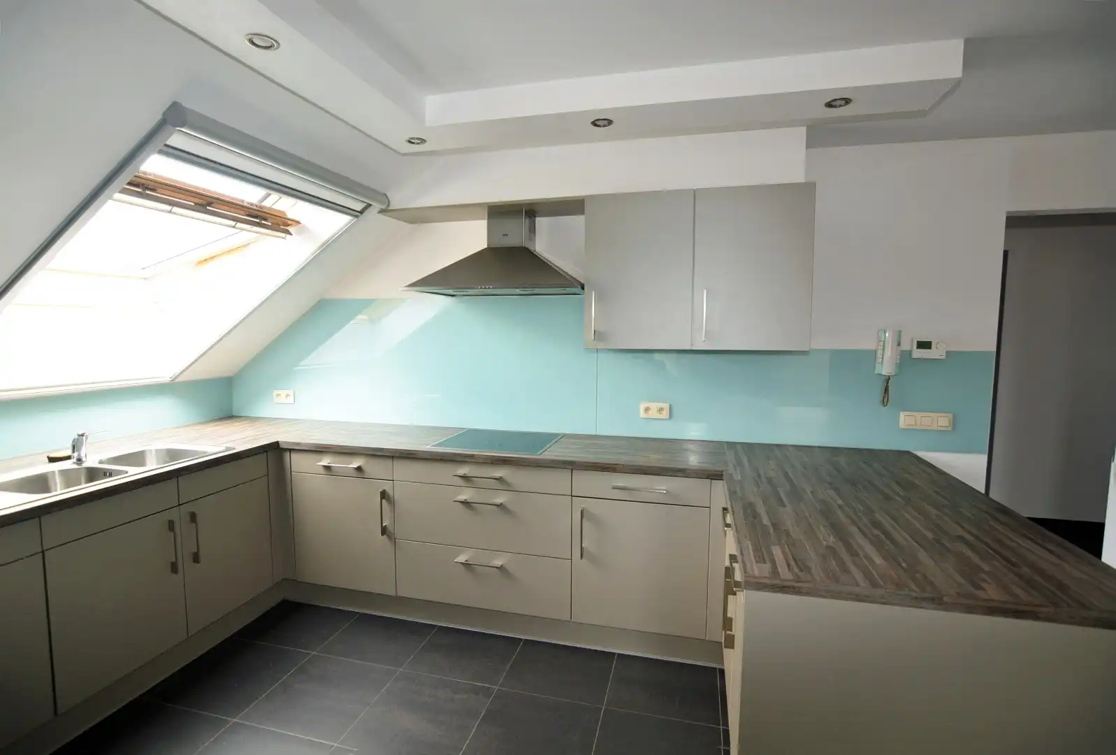 Modern appartement met 2 slpks, balkon en parking.  foto 5