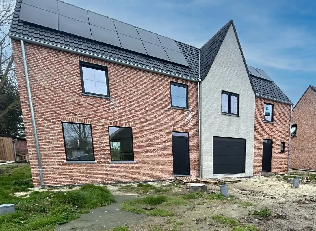 Hectaar bouwt halfopen woningen in Arisdonk, Waarschoot! foto {{pictureIndex}}