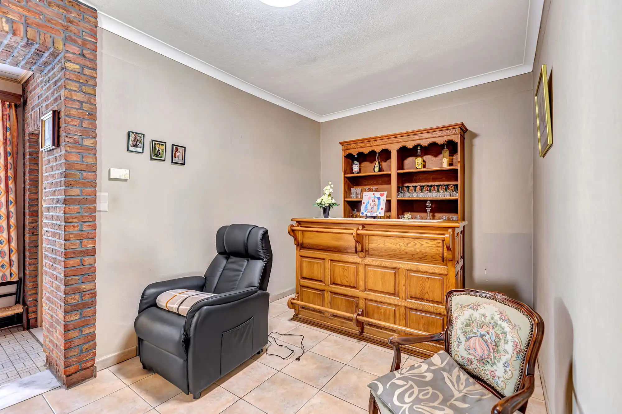 Rustig gelegen, goed onderhouden woning met twee garage's foto 11